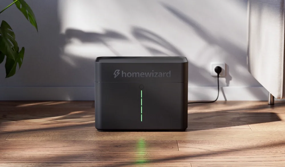 HomeWizard Plug-In Battery in een woonkamer